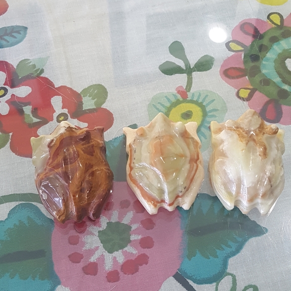 Adorable Mini Banded Onyx Frog Carving - Picture 5 of 5